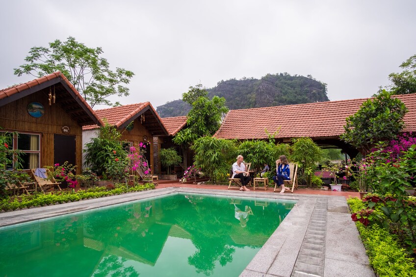 Tam Coc Village Bungalow with pool in the middle