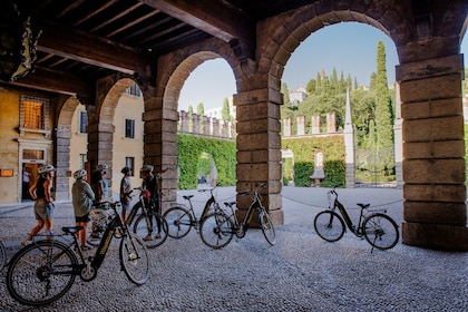 Tour panorámico en bicicleta eléctrica por Verona con almuerzo ligero