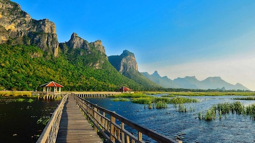 Viaje por el río en la provincia de Pranburi