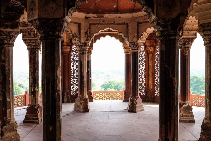 Platform with carved columns at Agra Fort
