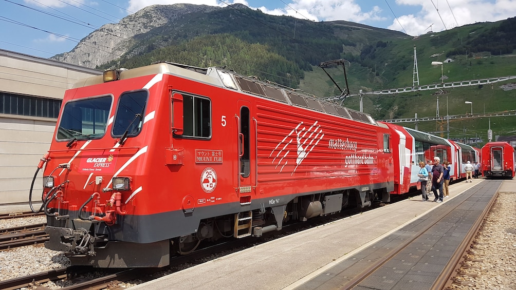 Glacier Express 1-day-tour with private tourguide from Bern