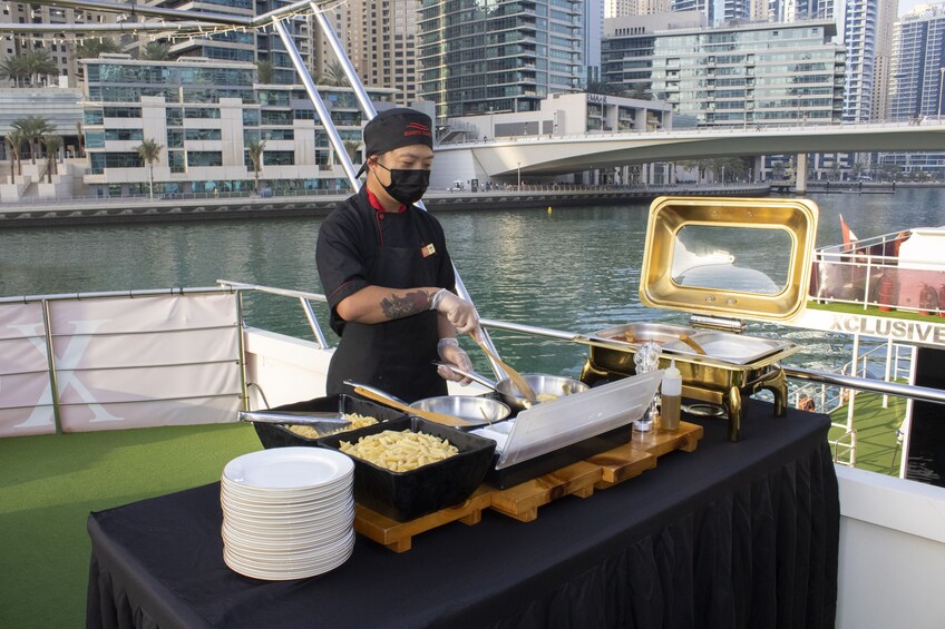 Dubai Marina: Sunset Dinner Cruise with International Buffet