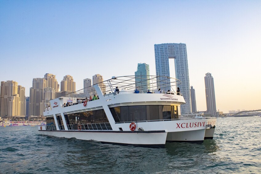 Dubai Marina: Sunset Dinner Cruise with International Buffet