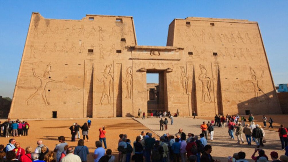 Crowds of tourists in front of the Temple of Horus at Edfu