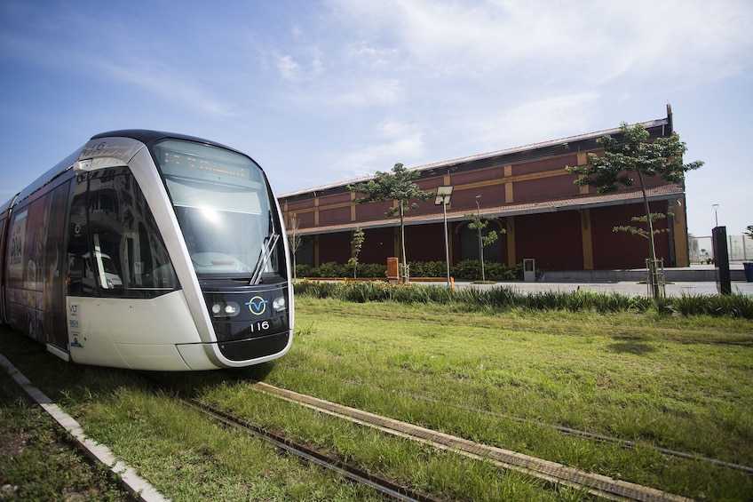 Close view of the VLT (Light Rail Vehicle) in Rio de Janeiro