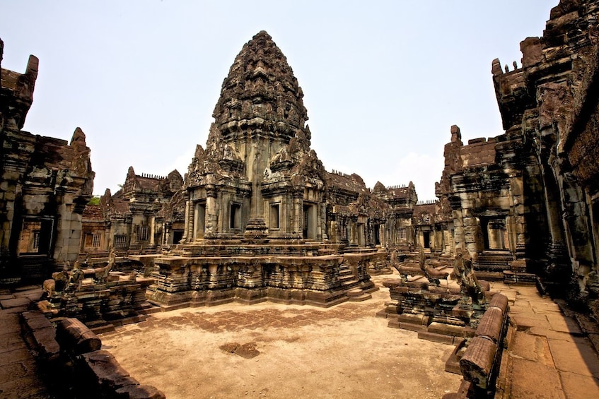 Siem Reap Khmer House and Banteay Srey Half-day Tour