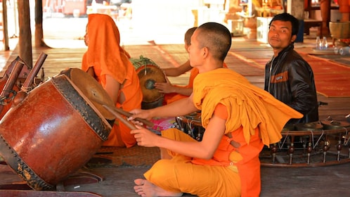 Belajar Memainkan Alat Musik Tradisional di Siem Reap