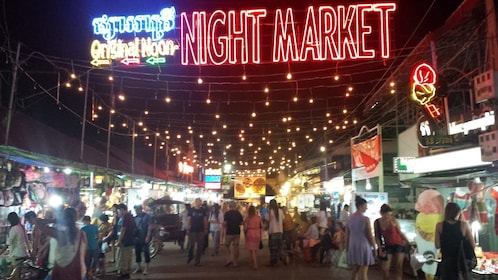 Marché de nuit et parc d'attractions de Siem Reap à Angkor GyeongJu