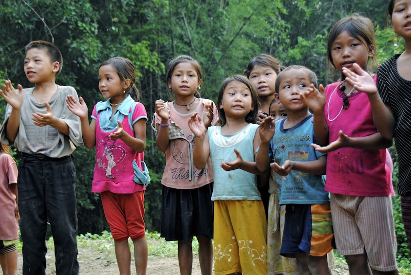 Khamu and Hmong children clapping their hands in Long Lao Village