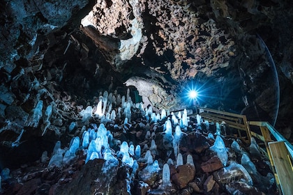 Petit groupe Grotte de lave, source d'eau chaude et chutes d'eau