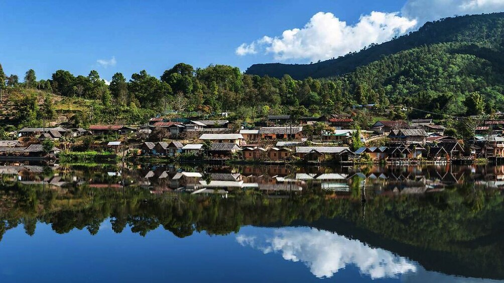 Mae Hong Son City & Temples Tour