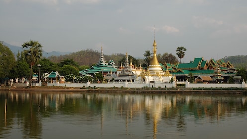 Mae Hong Son City & Temples Tour