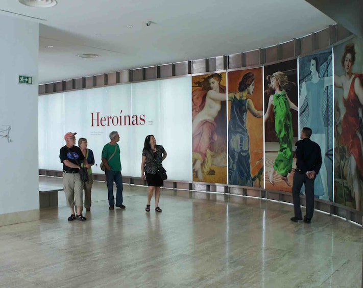 Guide and tour group at Thyssen-Bornemisza Museum