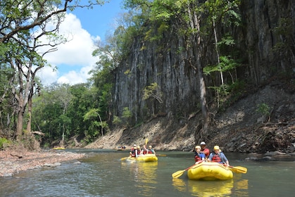 Canotaje en aguas bravas por el río Tenorio desde Guanacaste