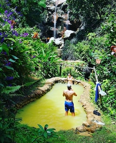 Vattenfallsäventyr i regnskogen