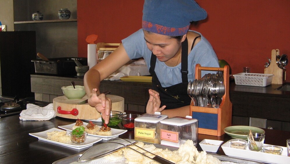 Woman designs appetizer plate in Thai cooking class