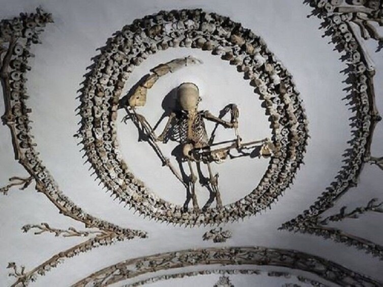 Skulls and bones organized in the Santa Maria della Concezione dei Cappuccini