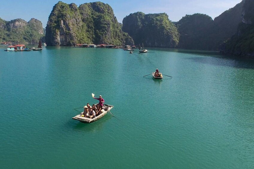 Day view of a cruise around Halong Bay 