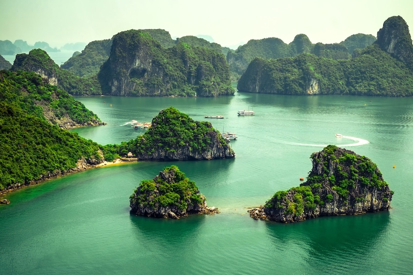 Gorgeous view of Halong Bay 
