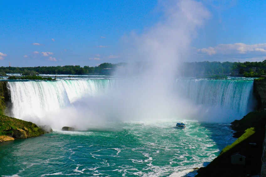Niagara Falls spraying water on a sunny day