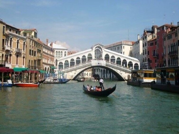 Gondola approaches the Rialto Bridge