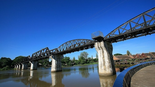 Río Kwai con sitios históricos de la Segunda Guerra Mundial y cascada de Er...