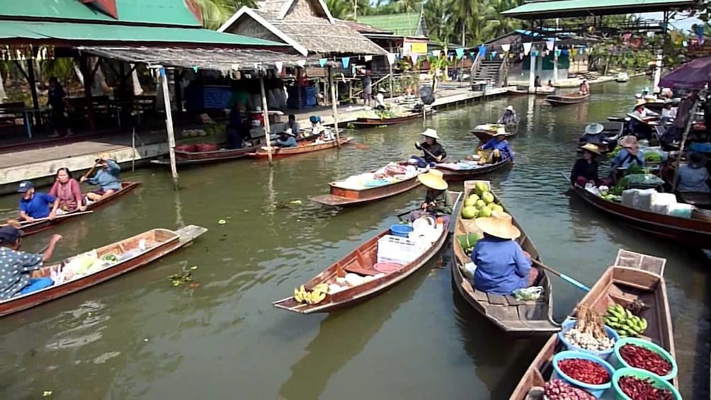 Many boats at Tha Kha Floating Market