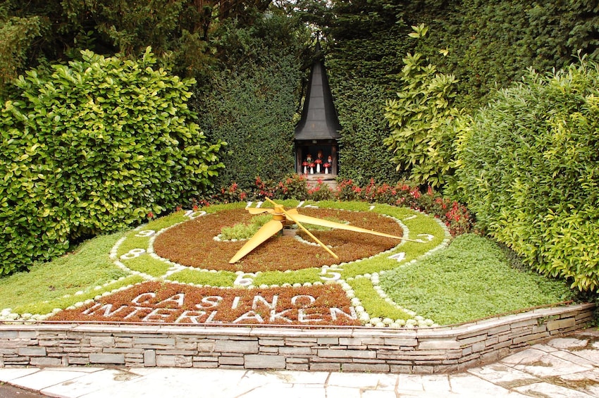 Flower clock that say "Casino Interlaken"