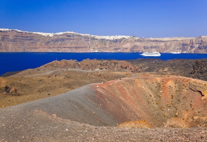 Pelayaran Gunung Berapi Santorini Termasuk Pemandian Air Panas dan Thirasia