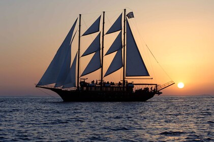 Santorini Dinner Cruise bij zonsondergang inclusief bezoek aan Nea Kameni