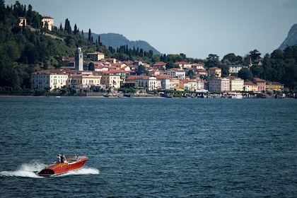 Excursion privée en bateau rapide en bois Cadenazzi sur le lac de Côme