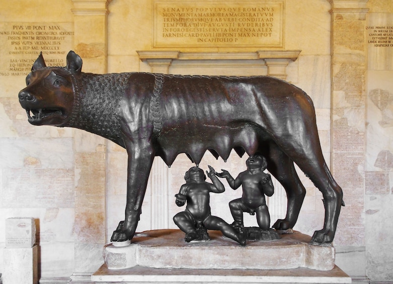 Capitoline Wolf statue 