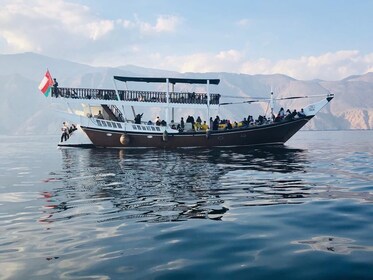 Crucero de día completo a Mussandam Dibba con almuerzo desde Dubái