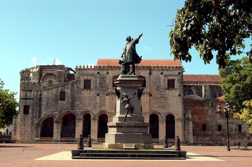 Statue in Columbus Park in Santo Domingo