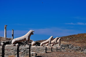 Superior Yacht Cruise to Rhenia Islet & Guided Tour of Delos