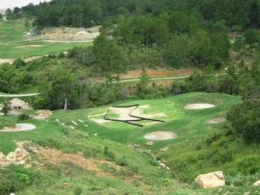 在大叻 1200 鄉村俱樂部打高爾夫球
