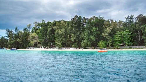 Excursión de esnórquel a 4 islas y la cueva Esmeralda desde Koh Lanta