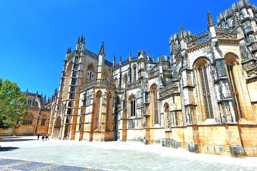 Batalha Monastery and Fátima Shrine by the countryside route