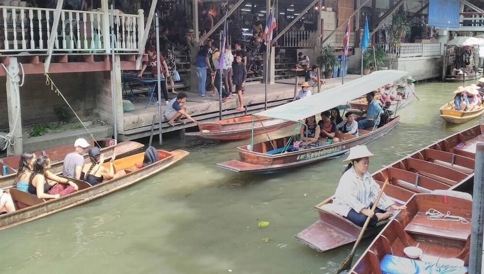 Long boats in the Damnoen Saduak Floating Market