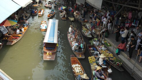 Mercato galleggiante di Damnoen Saduak con paddle boat