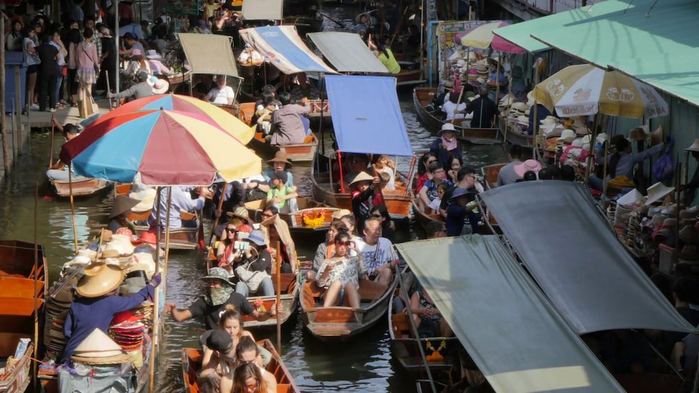 Crowded Damnoen Saduak Floating Market