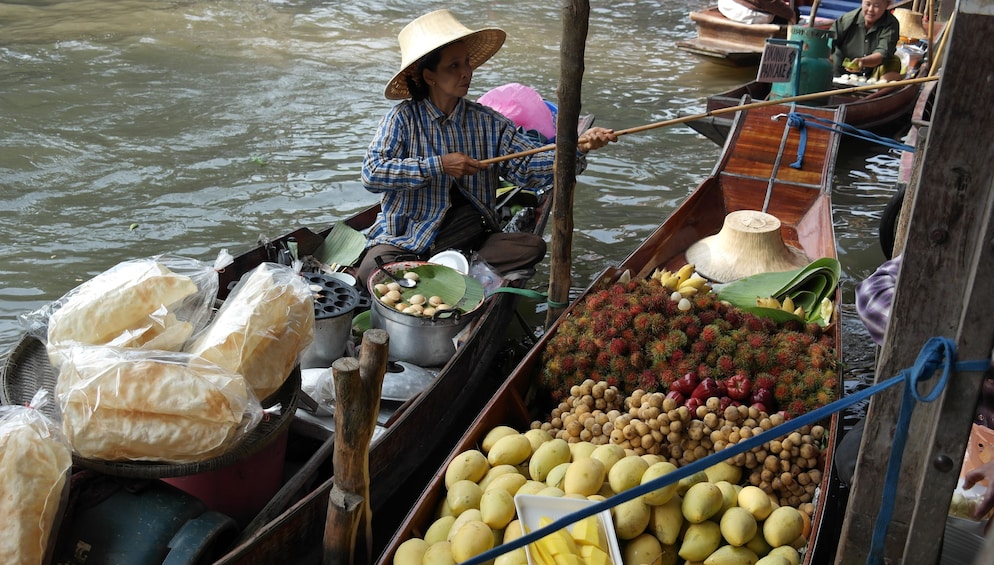 Vendors on the water at Damnoen Saduak Floating Market