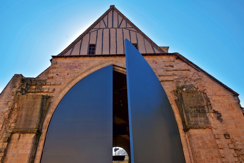 Door opening in Sarlat