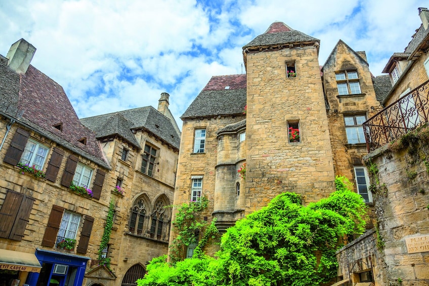 Sarlat Gourmet Tour and Market Visit