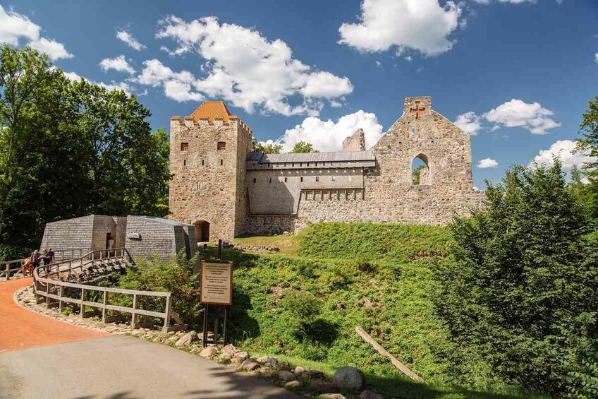 PRIVATE GUIDED TOUR: 6-hour Sigulda
