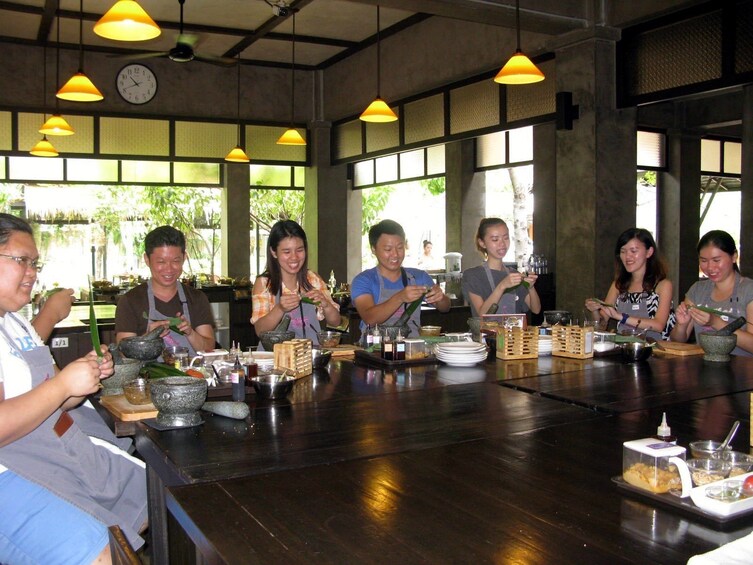 Guests learning how to prepare Thai dishes at the Baipai Thai Cooking School