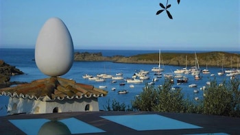 Dali Museum, Figueres & Cadaqués Small Group & Hotel Pick Up