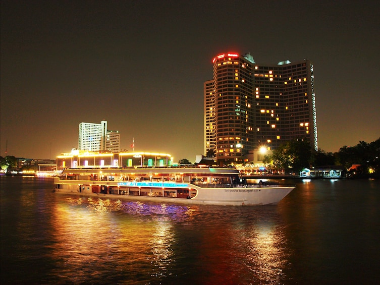 Landscape view of the Chaophraya dinner cruise along the Chao Phraya River
