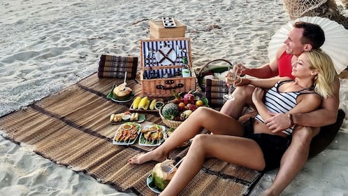 Dîner privé : Repas pique-nique gastronomique sur une plage privée