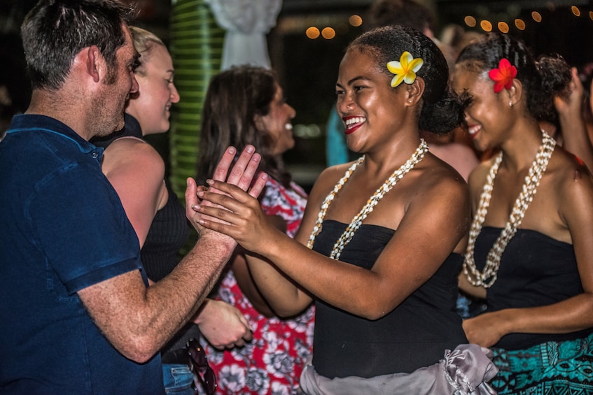 Guests arriving at the Fijian dinner and show in Fiji